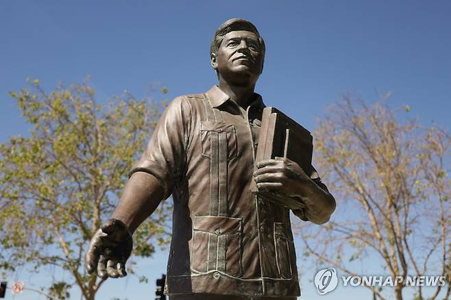 샌페르난도 공원에 위치한 세사르 차베스 동상 [EPA=연합뉴스. 재판매 및 DB 금지]