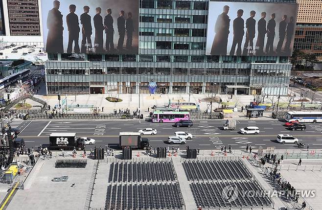 BTS 공연 준비로 분주한 광화문광장 (서울=연합뉴스) 이진욱 기자 = 그룹 방탄소년단(BTS)의 광화문 공연을 앞둔 19일 서울 광화문광장에서 공연 준비작업이 이뤄지고 있다. 2026.3.19 cityboy@yna.co.kr