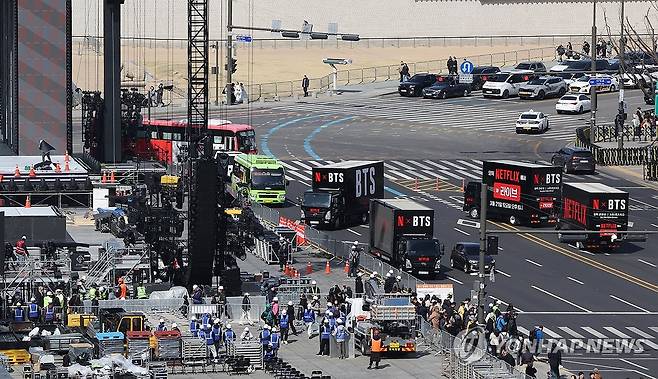 이틀 앞으로 다가온 BTS 공연 (서울=연합뉴스) 이진욱 기자 = 그룹 방탄소년단(BTS)의 광화문 공연을 앞둔 19일 서울 광화문광장에서 공연 준비작업이 이뤄지고 있다. 2026.3.19 cityboy@yna.co.kr