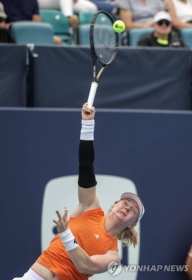 서브를 넣는 존스 [EPA=연합뉴스]