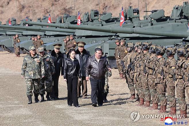 김정은,보병·탱크병구분대 협동공격전술연습 참관 (평양 조선중앙통신=연합뉴스) 북한 김정은 국무위원장이 지난 19일 '조선인민군 수도방어군단 직속 평양 제60훈련기지를 방문하시고 보병,땅크병구분대들의 협동공격전술연습'을 참관했다고 조선중앙통신이 20일 보도했다. 2026.3.20 
    [국내에서만 사용가능. 재배포 금지. For Use Only in the Republic of Korea. No Redistribution] nkphoto@yna.co.kr