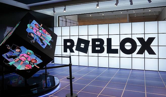 로블록스 팝업 행사 (성남=연합뉴스) 김주환 기자 = 1일 경기 성남시 판교 현대백화점에서 열린 게임 플랫폼 '로블록스' 첫 팝업 행사장 입구에 로블록스 로고 조형물이 설치돼있다. 2025.8.1 jujuk@yna.co.kr