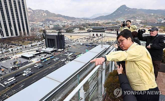 최휘영 장관, BTS 컴백 행사 현장 점검 (서울=연합뉴스) 김인철 기자 = 최휘영 문화체육관광부 장관이 그룹 방탄소년단(BTS)의 컴백 공연을 하루 앞둔 20일 서울 종로구 대한민국역사박물관에서 행사장 준비 현장 점검을 하고 있다. 2026.3.20 yatoya@yna.co.kr