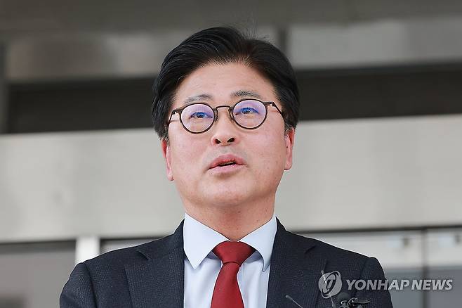 국민의힘 김종혁 전 최고위원 가처분 심문 출석 (서울=연합뉴스) 신현우 기자 = 국민의힘 김종혁 전 최고위원이 26일 서울 양천구 서울남부지방법원에서 열린 당 중앙윤리위원회의 탈당 권유 처분 효력 정지 가처분 신청 사건 심문 기일에 출석한 뒤 입장을 밝히고 있다. 2026.2.26 nowwego@yna.co.kr