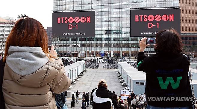 BTS 광화문 컴백 공연 D-1 (서울=연합뉴스) 김인철 기자 = 그룹 방탄소년단(BTS)의 컴백 공연을 하루 앞둔 20일 서울 종로구 광화문광장의 한 전광판에 관련 영상이 나오고 있다. 2026.3.20 yatoya@yna.co.kr