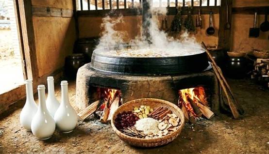 모주를 끓이는 모습과 모주의 재료  [AI 제작 이미지]