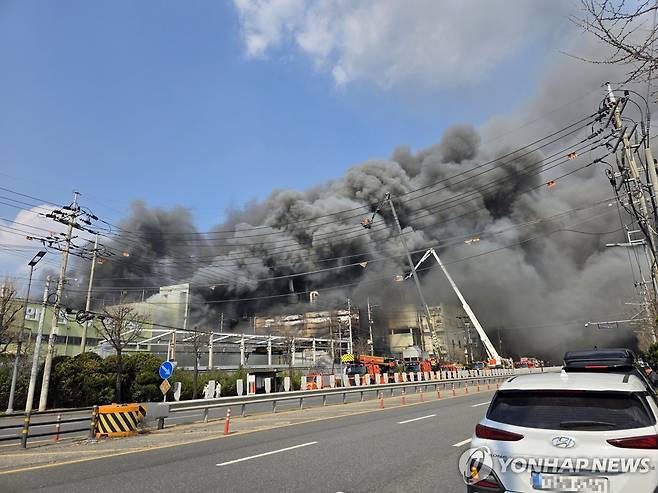 대전 문평동 자동차부품 제조공장서 불…대응 2단계 발령 (대전=연합뉴스) 김소연 기자 = 20일 오후 1시 17분께 대전 대덕구 문평동 한 자동차부품 제조 공장에서 불이 났다. 소방 당국은 신고 14분 만에 대응 2단계를 발령해 진화 작업을 벌이고 있다. 인명피해는 확인되지 않았다. 2026.3.20 soyun@yna.co.kr