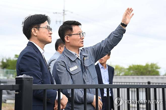 김정관 장관, 울산 석유화학산업단지 방문 (서울=연합뉴스) 김정관 산업통상자원부 장관이 19일 울산 남구 석유화학산업단지 내 에쓰오일을 방문해 관계자로부터 운영현황 및 애로사항을 청취하고 있다. 2025.9.19 [산업통상자원부 제공. 재판매 및 DB 금지] photo@yna.co.kr