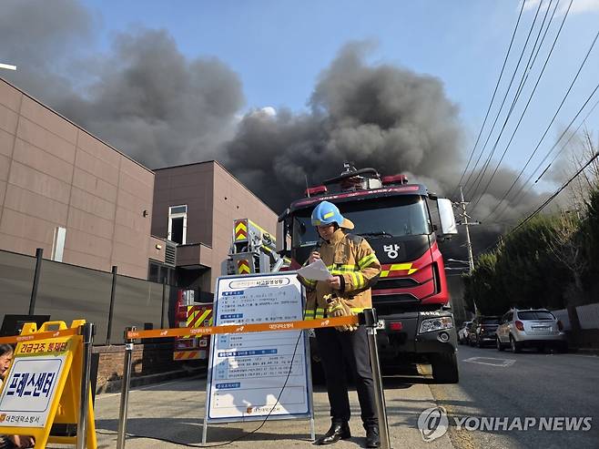 대전 자동차부품 제조공장 화재 브리핑하는 남득우 대덕소방서장 (대전=연합뉴스) 김소연 기자 = 20일 오후 남득우 대전 대덕소방서장이 불이 난 대덕구 문평동 한 자동차부품 제조 공장 앞에서 브리핑하고 있다. 이날 1시 17분께 대전 대덕구 문평동 한 자동차부품 제조 공장에서 불이 났다. 소방 당국은 신고 접수 9분 만에 대응 1단계, 14분 만에 대응 2단계를 발령한 데 이어 다수의 인명피해가 발생할 것을 우려해 오후 1시 53분을 기해 국가소방동원령을 발령했다. 오후 3시 30분 기준 약 50명이 다친 것으로 전해졌다. 2026.3.20 soyun@yna.co.kr