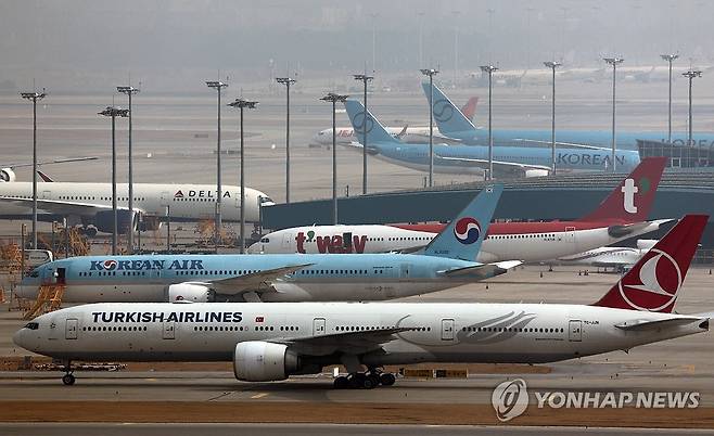 중동발 고유가에 항공업계 전반 타격 [연합뉴스 자료사진]