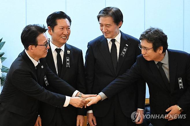 지난 1월 대화하는 김민석 총리와 유시민 작가 (서울=연합뉴스) 김민석 국무총리가 27일 서울 종로구 서울대학교병원 장례식장에 마련된 이해찬 전 국무총리의 빈소에서 유시민 작가와 대화하고 있다. 왼쪽부터 김 총리, 정청래 대표, 조국 대표, 유시민 작가. 2026.1.27 [사진공동취재단] photo@yna.co.kr