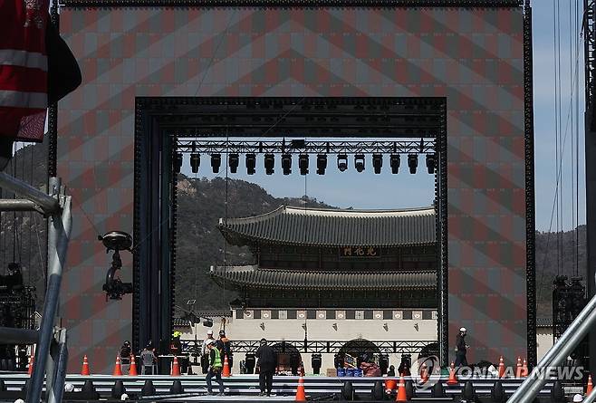 BTS 공연 준비로 분주한 광화문광장 (서울=연합뉴스) 이진욱 기자 = 방탄소년단(BTS) 공연을 이틀 앞둔 19일 서울 종로구 광화문 광장에서 관계자들이 무대 설치를 하고 있다. 2026.3.19 [공동취재] cityboy@yna.co.kr