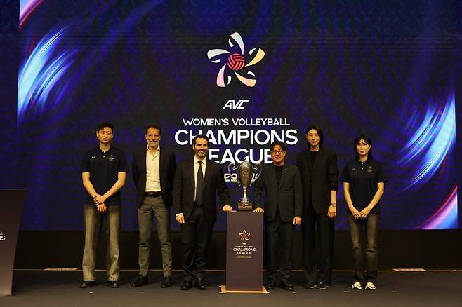 AVC 챔스리그 조 추첨식에 참석한 수자라 AVC 회장(왼쪽 4번째)과 김연경(5번째). [AVC 챔피언스리그 인천 조직위 제공. 재판매.DB 제공]