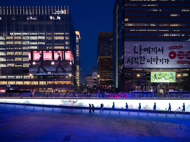 'BTS 더 시티 아리랑 서울' 공개된 광화문광장 20일 오후 서울 광화문광장 인근 건물 대형 옥외전광판에 방탄소년단(BTS) 컴백을 기념하는 영상 'BTS 더 시티 아리랑 서울'이 재생되고 있다. [서울시 제공. 재판매 및 DB 금지]