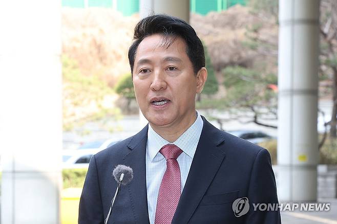 중앙지법 출석한 오세훈 서울시장 (서울=연합뉴스) 서대연 기자 = '명태균 여론조사비 대납 의혹'으로 기소된 오세훈 서울시장이 20일 서울 서초구 서울중앙지법에서 열린 정치자금법 위반 혐의 관련 3차 공판에 출석하며 취재진의 질문에 답하고 있다. 2026.3.20 [공동취재] dwise@yna.co.kr