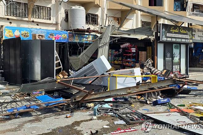 이스라엘군 공습으로 파괴된 레바논 남부 해안 도시 [AFP=연합뉴스 자료사진. 재판매 및 DB 금지]