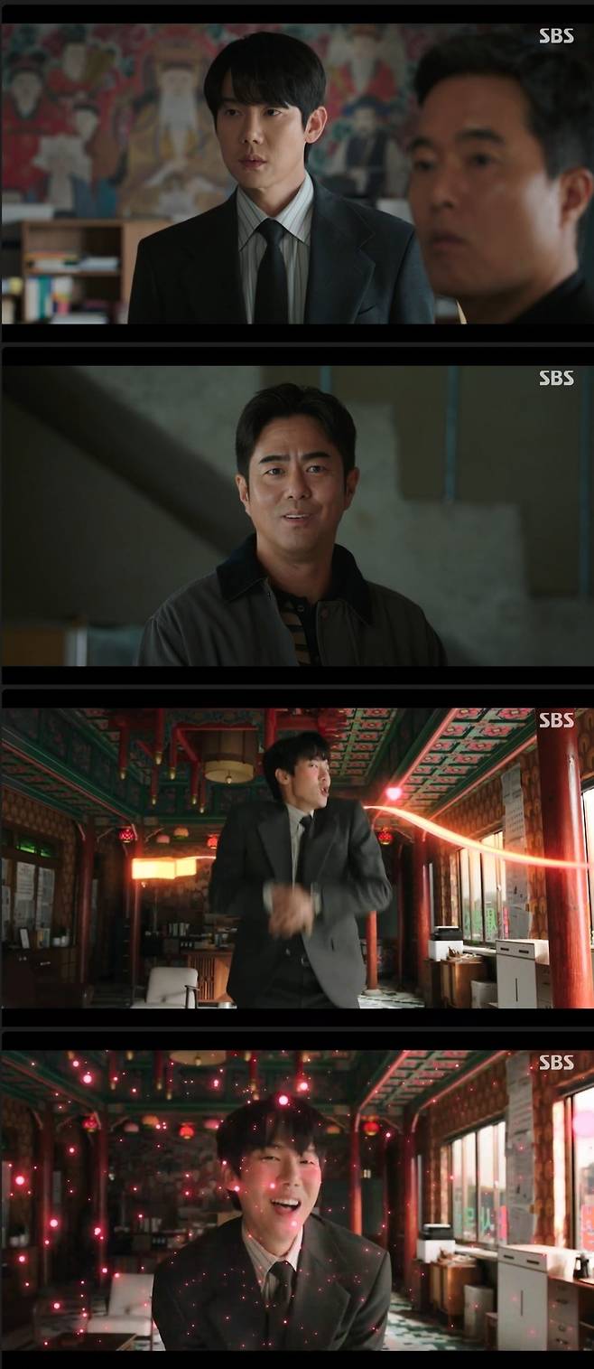 진실을 파헤치다가 여고생 귀신이 씌인 유연석의 모습. 사진 = SBS '신이랑 법률사무소' 캡처