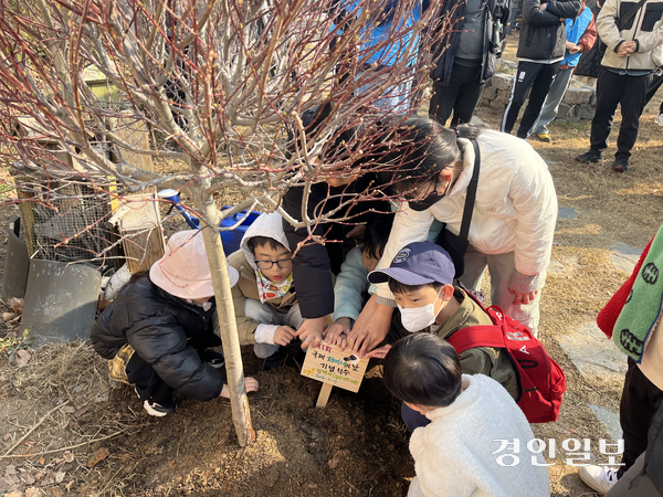 21일 오전 인천 남동구 인천시저어새생태학습관 앞마당에서 2026 저어새 환영잔치에 참여한 어린이들이 기념 식수를 심고 있다. 2026.3.21 /송윤지기자 ssong@kyeongin.com