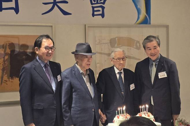 사진 왼쪽부터 윤은기 백소회 회장, 유상옥 코리아나 화장품 회장, 조완규 백소회 명예회장, 조석준 백소회 사무총장.               사진 한성일 기자