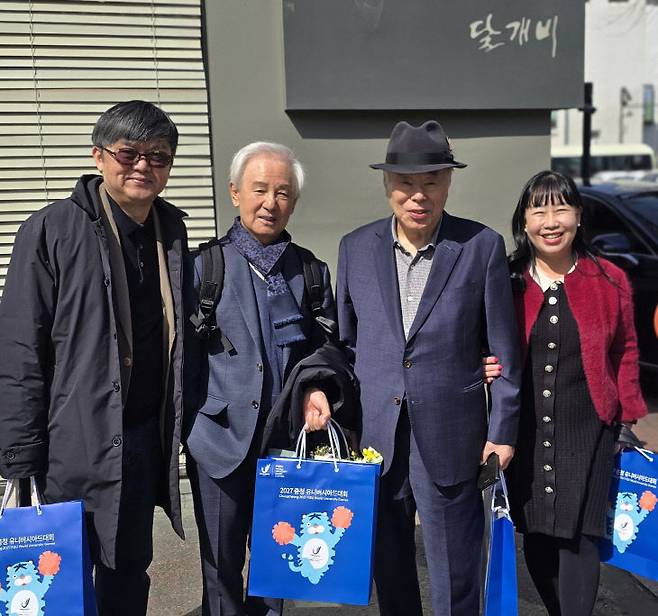 조성관 국제지니어스 연구소장과 김홍신 작가와 유상옥 코리아나 화장품 회장과 필자