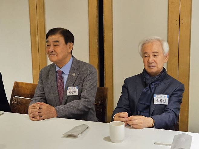 강창희 2027 충청 유니버시아드 대회 조직위원장과 김홍신 작가.                                          사진 =이근설 백소회 회원 제공