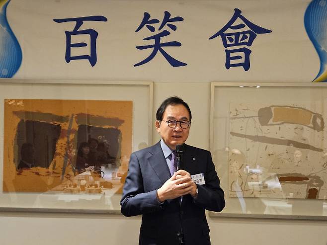 윤은기 백소회 회장이 축하 인사를 전하고 있다.                     사진 =이근설 백소회 회원 제공