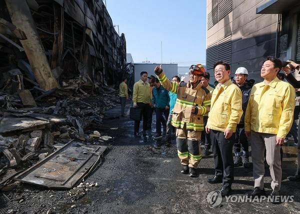 이재명 대통령이 21일 대전 대덕구 안전공업 건물의 대형 화재 현장을 찾아 피해 상황을 살펴보고 있다. 연합뉴스 제공