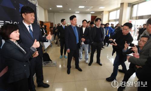 ◇김용 전 민주연구원 부원장 강원 초청 강연회가 21일 강원대 춘천캠퍼스 실사구시관에서 열려 김 전 부원장이 참석자들과 기념촬영을 하고 있다. 박승선기자