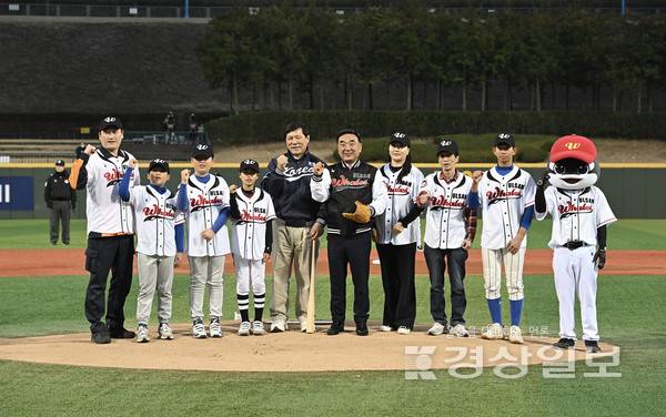 울산 연고 프로야구팀인 울산웨일즈가 20일 롯데자이언츠와 역사적 첫 개막전을 가졌다. 문수야구장에서 열린 2026 메디힐 KBO 퓨처스리그 울산웨일즈와 롯데 자이언츠 간 공식 개막전에 앞서 김두겸 울산시장, 허구연 KBO 총재가 시민대표들과 기념촬영을 하고 있다. 김경우기자 woo@ksilbo.co.kr