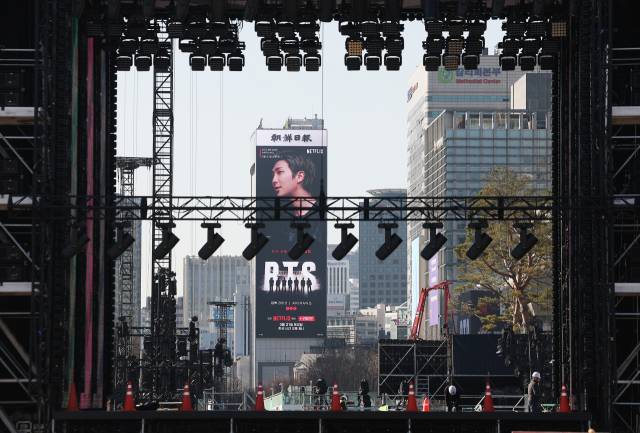 그룹 방탄소년단(BTS)의 광화문 공연을 앞둔 19일 서울 종로구 광화문광장에 무대가 설치돼 있다. 연합뉴스