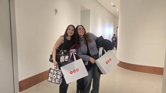 신세계백화점 BTS 팝업을 찾은 폴리아나(왼쪽)와 폴라(오른쪽)/사진=최보윤 기자