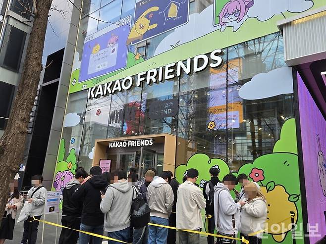 '도로와 춘식이의 하루' 팝업스토어 방문객들이 입장 순서를 기다리고 있다.[사진=임종성 기자]