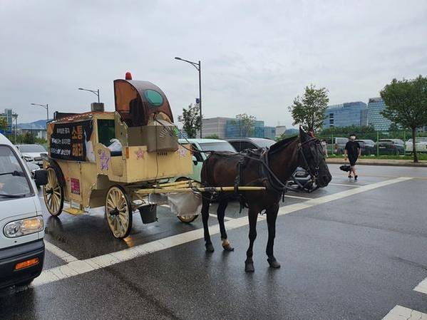 카카오게임즈의 '우마무스메 프리티 더비' 이용자들이 2022년 8월 29일 판교역 인근에서 마차 시위를 전개하고 있다. / IT조선