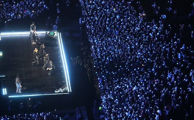 21일 서울 광화문 광장에서 정규 5집 '아리랑'(ARIRANG) 발매를 기념해 열린 무료 공연 'BTS 컴백 라이브: 아리랑'(BTS THE COMEBACK LIVE|ARIRANG)에서 그룹 방탄소년단(BTS)의 리더 RM(위쪽 두 번째)이 의자에 앉아 공연을 펼치고 있다.(사진=연합뉴스)