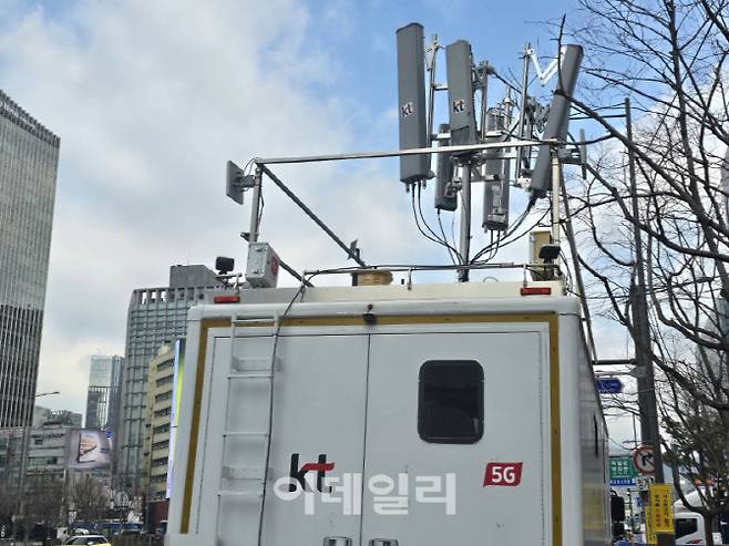 지난 20일 광화문 근처에 BTS 공연을 앞두고 KT 이동식 중계기가 설치돼 있다(사진=윤정훈 기자)
