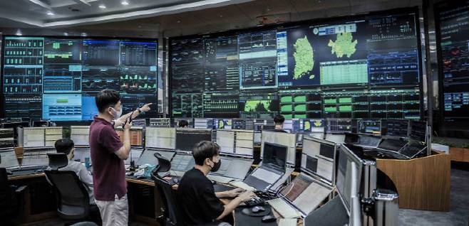 SKT와 SK오앤에스 구성원들이 SKT 분당사옥에 있는 통합관제센터에서 서비스를 운용하고 있다(사진=SKT)