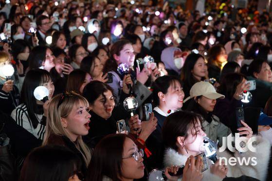 그룹 방탄소년단(BTS) 정규 5집 '아리랑'(ARIRANG) 발매 기념 공연 'BTS?컴백 라이브: 아리랑'(BTS?THE?COMEBACK?LIVE|ARIRANG)이 21일 오후 광화문 광장에서 열린 가운데 무대 밖 관객들이 전광판을 통해 공연을 보고 있다. 박세완 엔터뉴스팀 기자 park.sewan@jtbc.co.kr