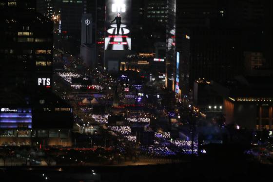 그룹 방탄소년단(BTS) 정규 5집 '아리랑'(ARIRANG) 발매 기념 공연 'BTS?컴백 라이브: 아리랑'(BTS?THE?COMEBACK?LIVE|ARIRANG)이 21일 오후 광화문 광장에서 열린 가운데 인왕산 팔각정에서 바라본 전경. (사진=한국온라인사진기자협회 공동취재단)