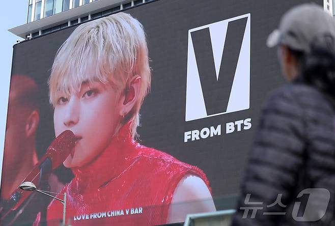 방탄소년단(BTS) 완전체 컴백 공연을 하루 앞둔 20일 서울 광화문광장 인근 빌딩 전광판에 컴백 공연을 알리는 광고가 표출되고 있다. 2026.3.20 ⓒ 뉴스1 김성진 기자