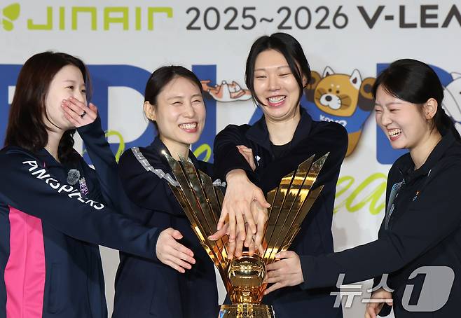 20일 오후 서울 강남구 호텔리베라청담에서 열린 프로배구 진에어 2025-2026 V리그 포스트시즌 미디어데이에서 여자부 참가팀 선수들이 우승 트로피 앞에서 익살스럽게 기념촬영을 하고 있다. 왼쪽부터 흥국생명 이다현, 한국도로공사 배유나, 현대건설 양효진, GS칼텍스 권민지. 2026.3.20 ⓒ 뉴스1 오대일 기자