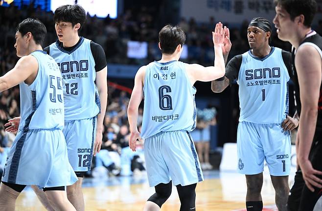 고양 소노 이정현과 네이던 나이트가 21일 고양소노아레나에서 열린 현대모비스와 홈 경기에서 하이파이브를 하고 있다. (KBL 제공)
