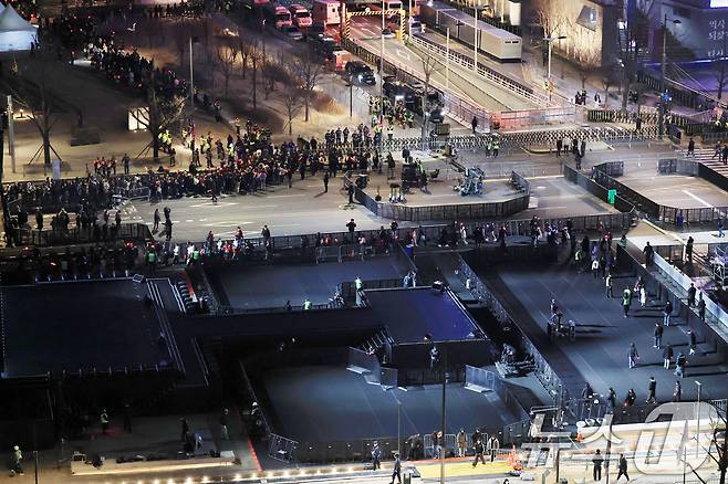 21일 오후 서울 종로구 광화문광장에서 열린 'BTS 컴백 라이브: 아리랑'이 끝난 후 관계자들이 텅 빈 객석을 정리하고 있다. 2026.3.21 ⓒ 뉴스1 임세영 기자