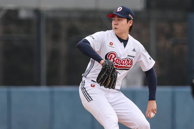 두산 최승용이 15일 이천 베어스파크에서 열린 2026 KBO리그 시범경기 삼성전에 선발 등판해 역투하고 있다. 사진 | 두산 베어스