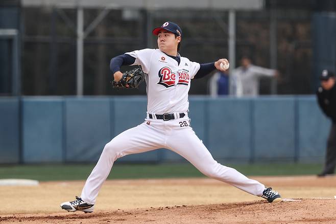 두산 최승용이 15일 이천 베어스파크에서 열린 2026 KBO리그 시범경기 삼성전에 선발 등판해 역투하고 있다. 사진 | 두산 베어스