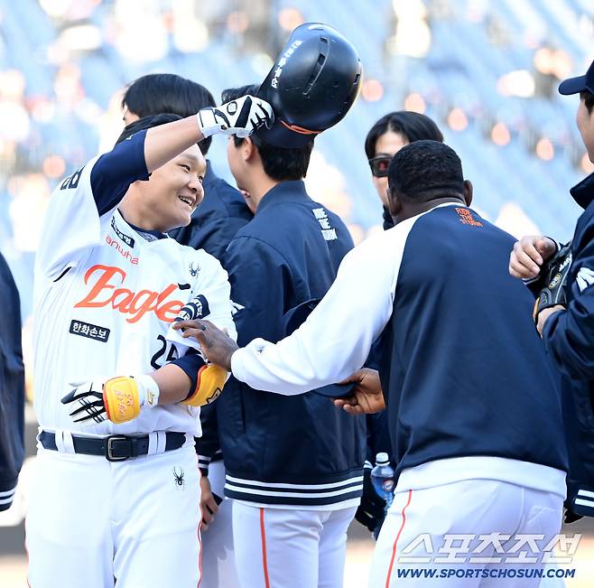 페라자의 장난에 김태연은 헬멧으로 콩~