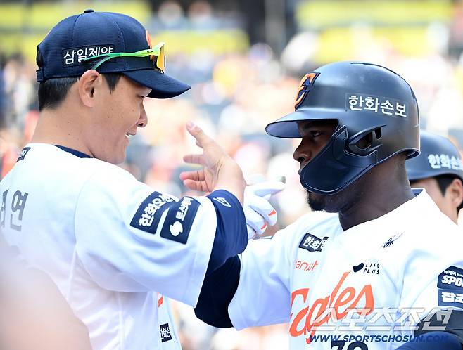 눈을 맞춘 뒤 선보이는 홈런 세리머니