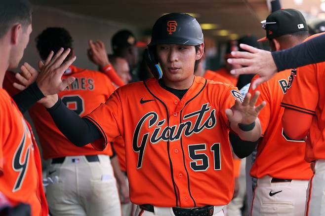 San Francisco Giants' Jung Hoo Lee, of South Korea, celebrates his run scored against the Athletics during the fourth inning of a spring training baseball game Monday, Feb. 23, 2026, in Scottsdale, Ariz. AP연합뉴스