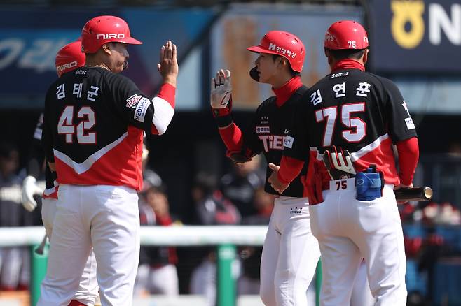 정현창의 홈런을 축하하는 KIA 타이거즈 선수들. 사진제공=KIA 타이거즈