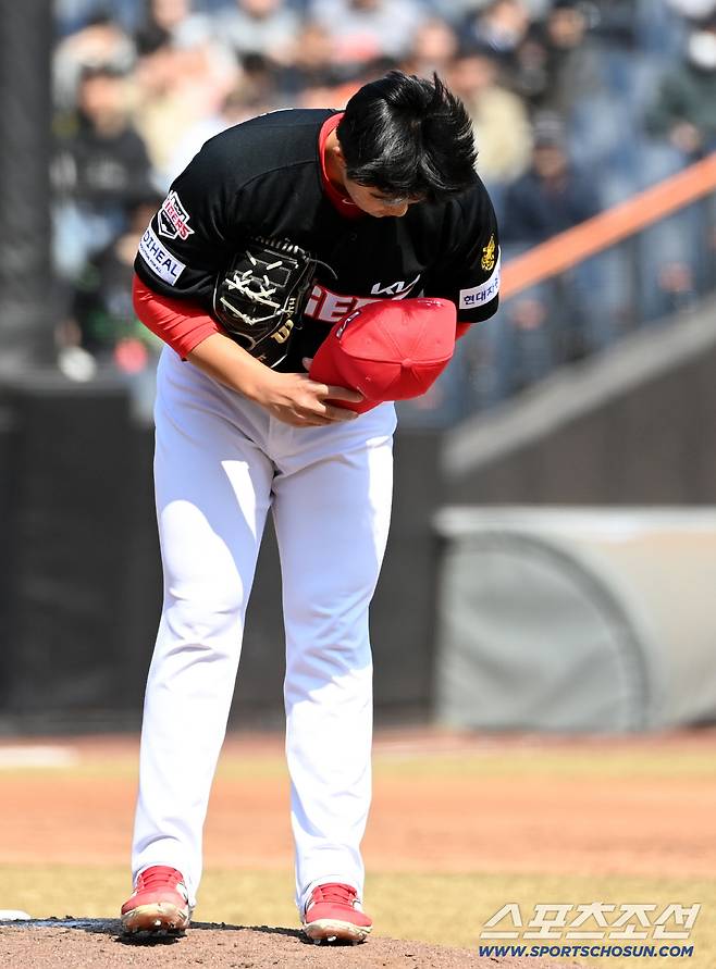 20일 대전한화생명볼파크에서 열린 KIA와 한화의 시범경기, 2회말 사구를 내준 한화 최재훈에 인사하는 KIA 김태형. 대전=허상욱 기자wook@sportschosun.com/2026.03.20/