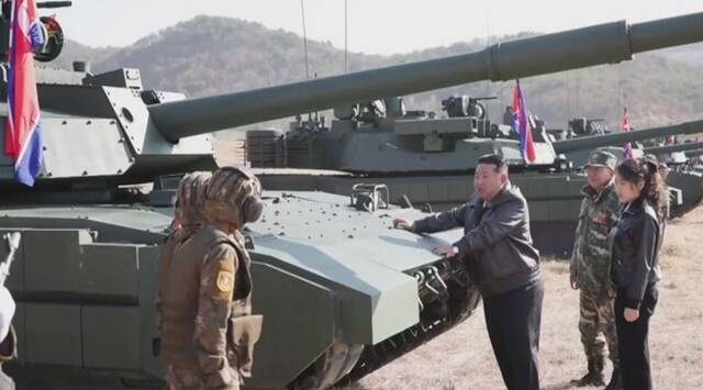 김정은 북한 국무위원장의 딸 주애가 저격 소총과 권총 사격에 이어 탱크까지 조종하는 모습을 보이면서 후계 서사 구축이 본격화했다는 평가가 나온다. 사진은 김 위원장과 주애가 지난 19일 조선인민군 수도방어군단 직속 평양 제60훈련 기지를 방문해 보병·기갑부대 협동 공격 전술 연습을 참관한 모습. /뉴시스. 조선중앙TV 갈무리